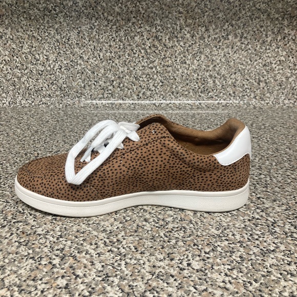 Old Navy Leopard Sneaker - Picture 6 of 9